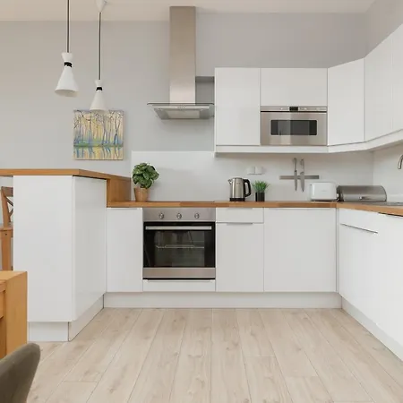 Apartamento Symboliczna With Balcony & Parking By Renters Varsovia