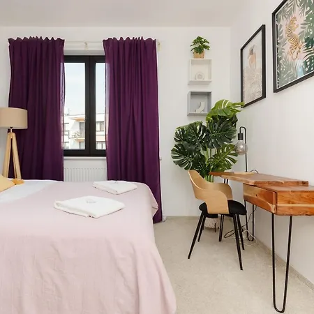 Symboliczna With Balcony & Parking By Renters Apartamento *