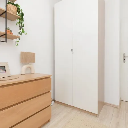 Symboliczna With Balcony & Parking By Renters Apartamento