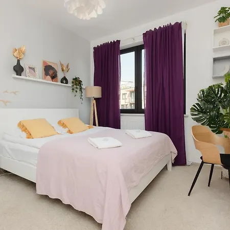 Apartamento Symboliczna With Balcony & Parking By Renters Varsovia