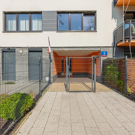 Symboliczna With Balcony & Parking By Renters Apartamento