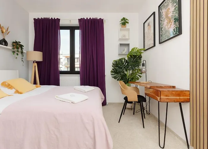 Symboliczna With Balcony & Parking By Renters 아파트 *