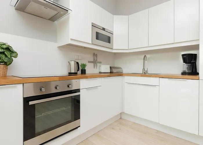 Symboliczna With Balcony & Parking By Renters * 바르샤바