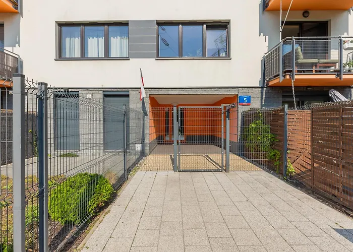 Symboliczna With Balcony & Parking By Renters Lägenhet