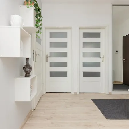 Symboliczna With Balcony & Parking By Renters